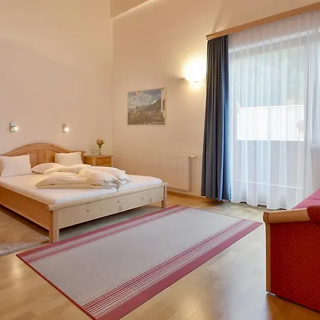 Ferienwohnungen Haus Der Mitte Mayrhofen Room photo