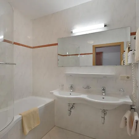 Ferienwohnungen Haus Der Mitte Mayrhofen Room photo